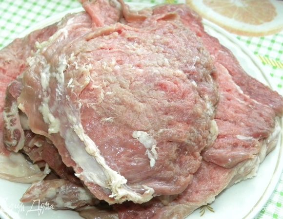 Мясо разрезать на кусочки, отбить.