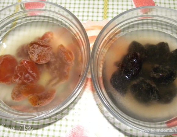 Залить курагу и чернослив кипятком (если кто любит то можно замочить в коньяке).Нарезать лук полукольцами, натереть морковь на крупной терке.