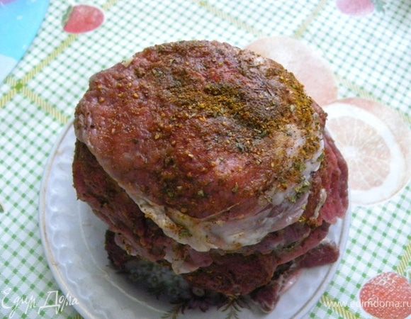 Кусочки мяса натереть солью и специями.