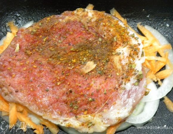 Следующим слоем укладываем кусочек мяса.