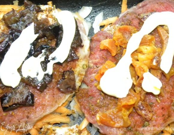 Далее идет курага или чернослив, сверху смазываем майонезом (или сметаной).