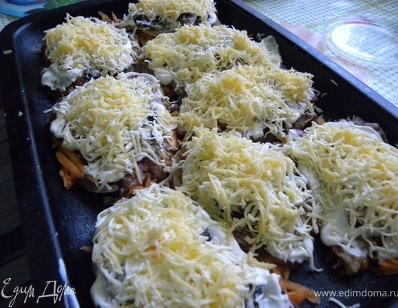 Последним слоем идет тертый плавленный сырок, а затем тертый обычный российский сыр (либо пармезан).
В противень налить немного горячей воды и поставить в разогретую духовку до 200С на 30-40 мин. Угощайтесь на здоровье!!!