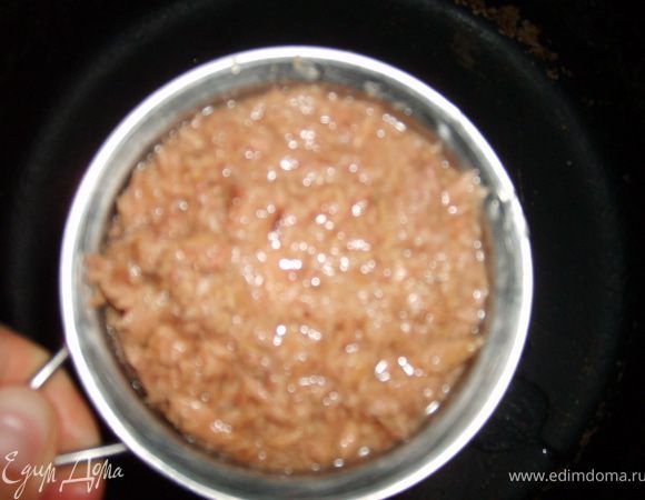 Сцедить масло от консервов на сковороду.