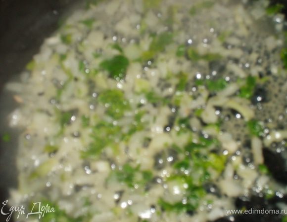 И обжарить в нем лук до мягкости, добавить к нему мелко нарезанную петрушку.