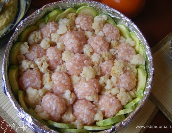 Выкладываем тефтели плотно,пространство между ними заполняем цветной капустой..