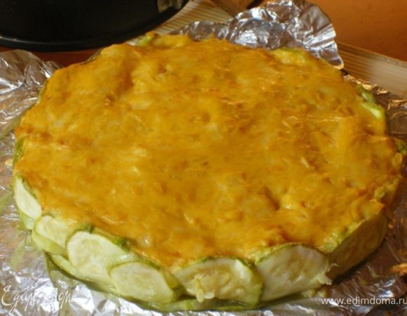 Даем слегка остыть, и аккуратно раздеваем )))Сначала снимаем разъемную форму, потом за края фольги переносим на тарелку, аккуратно удаляем фольгу. Фольгу из под низа удаляем слегка приподнимая края лопаткой. 