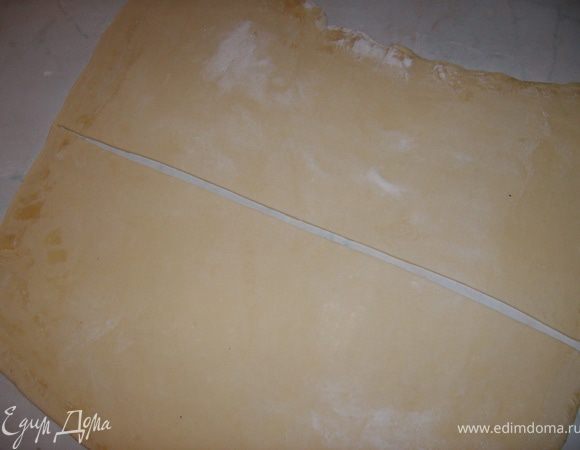 Тесто раскатать, разделит на две части.