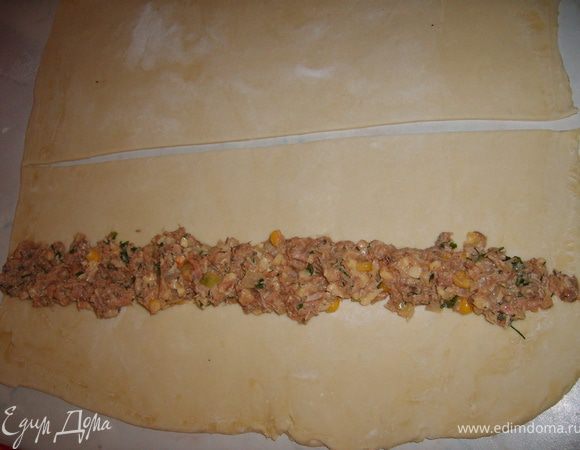 Посередине каждой части положить начинку.