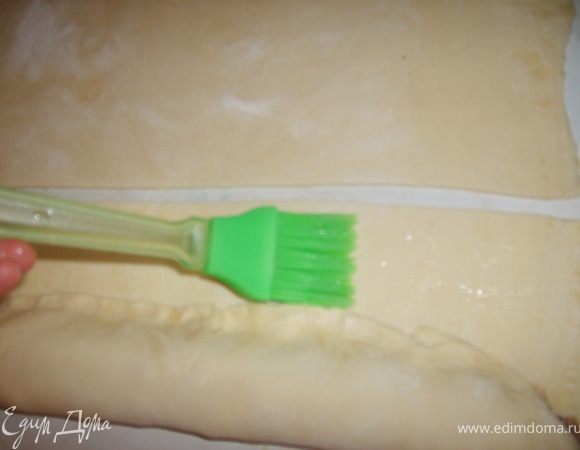 Смазать яйцом один край. 