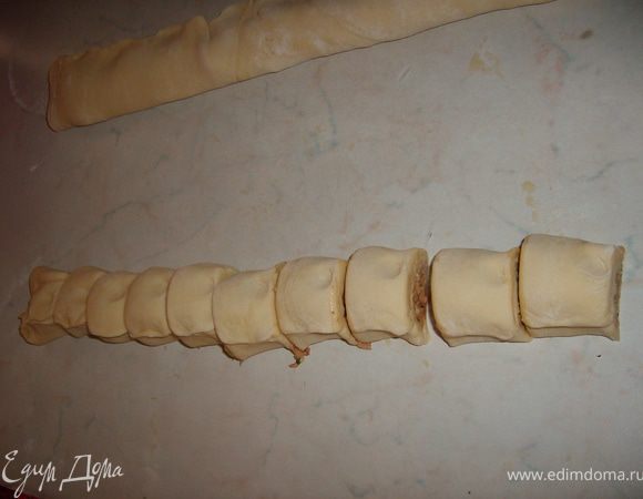 Разделить на рулетики, в рецепте сказано на 12 частей, но я поделила на 10. Так, мне подумалось, будет вкуснее).