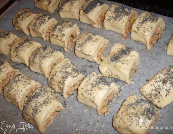 Разложить на противне, смазать яйцом, посыпать маком и кунжутом.