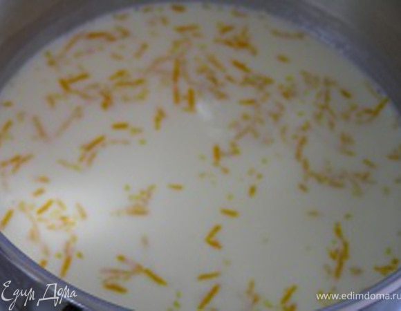 Сливки нагревать помешивая с сахаром и лимонной цедрой почти до кипения.