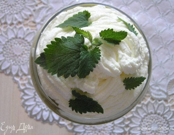 Готовый десерт украсить взбитыми сливками и листиками мяты, на этот раз я использовала мелиссу.
