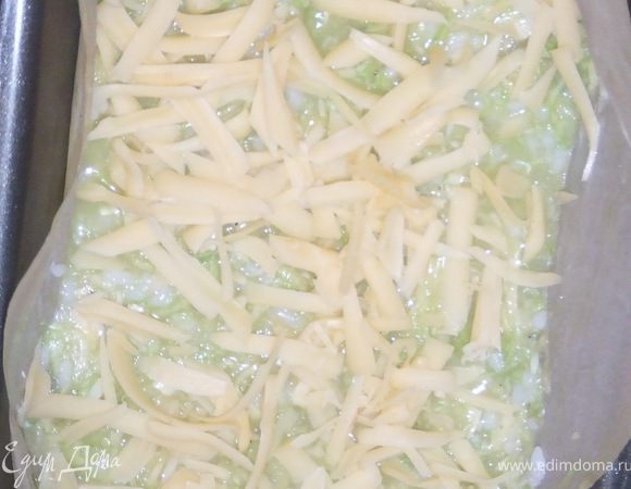 Тесто выложить в форму для выпекания кекса, предварительно застелить бумагой. Духовку предварительно разогреть до 180 С, и выпекать приблизительно 30-35 мин. 