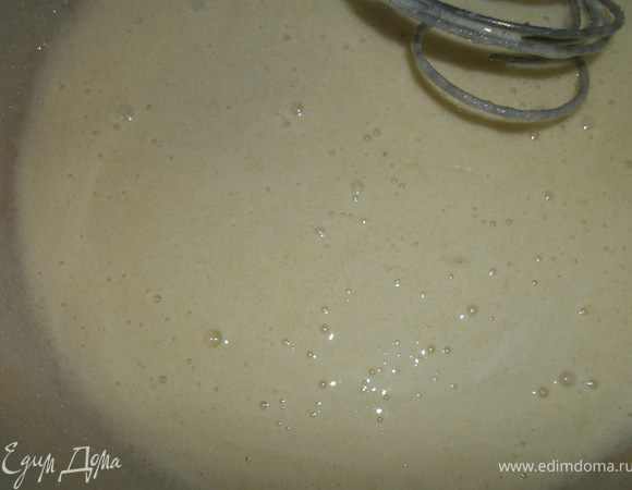 Желтки взбить с сахаром добела, добавить сметану, гашеную соду, затем продолжая взбивать муку. Вылить в выстланную пергаментом разЪемную форму.Выпекать в духовке при 180 градусах 20 минут.