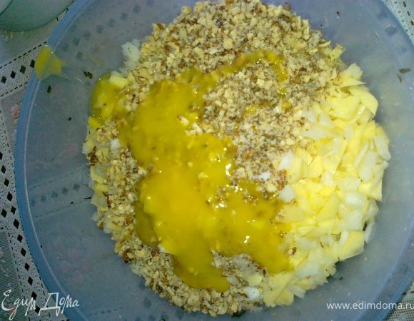 берем тазик выкладываем туда картошку с луком, румеск,масло топлёное(сливочное),орехи,соль,перец