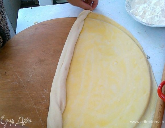 затем раскатываем одно тесто и смазываем его маслом