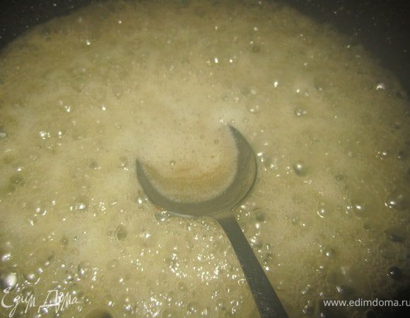 На сковороде растопить масло, добавить 100 гр. сахара, 3 ст.л. воды.
Проварить пока сахар не станет немного коричневеть.