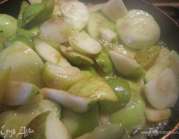 Яблоки и груши вымыть, нарезать средними кусочками.
Добавить на сковороду. 
Перемешать и протушить я блоки и груши 5-10 минут, на среднем огне.