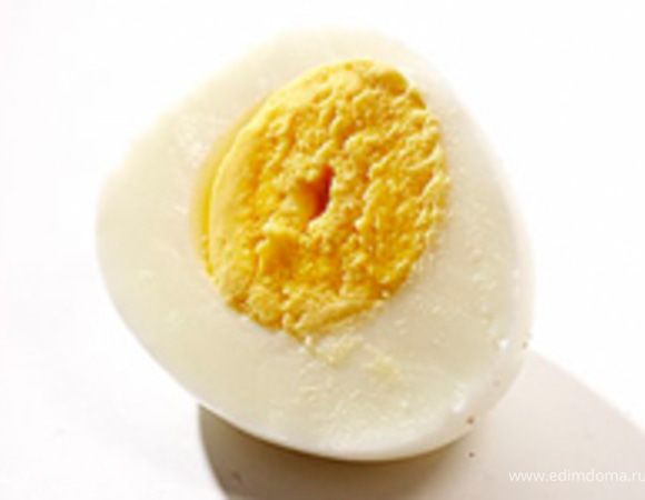 Варим яйца в крутую, нарезаем кубиками.