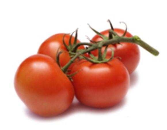 Помидоры надо отделить от шкурки. Для этого обдаем наши помидорки кипятком, и шкурка легко снимется). Затем нарезать на небольшие кусочки.
