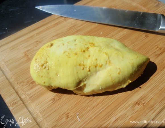 Филе курицы отвариваем с добавлением куркумы, карри, паприки, соли, перца горошком и лаврового листа. Бульон, кстати, получается очень вкусный, его можно оставить для другого блюда или заморозить по вот этому рецепту http://www.edimdoma.ru/recipes/16164