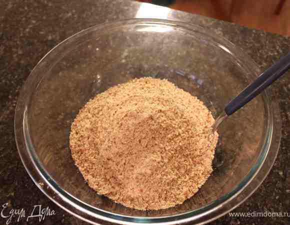 2. Миндаль измельчить в блендере.
