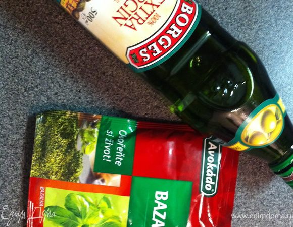 базилик и 1 ст. л. оливкого масла. добавляем в сотейник