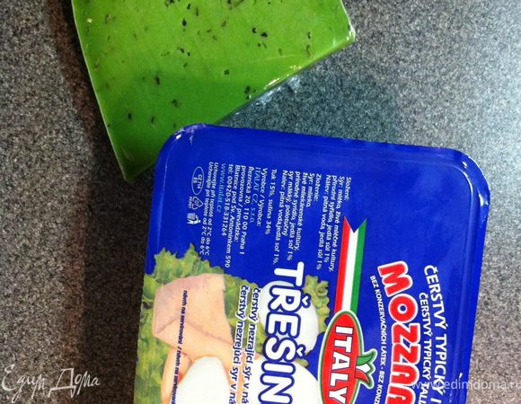 сыр песто, и моцарелла
но можно добавить любой другой сыр 