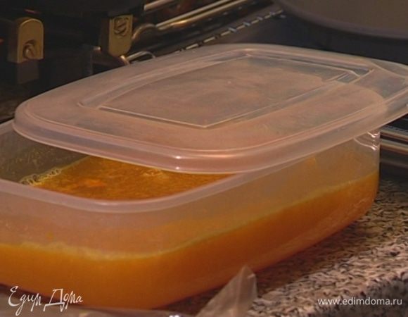 Замораживать примерно 8 часов, перемешивая каждый час, чтобы смесь оставалась однородной. 