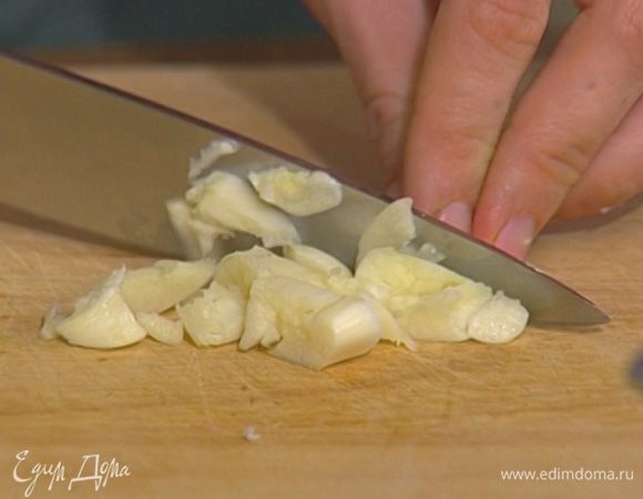 Чеснок почистить и мелко нарезать.