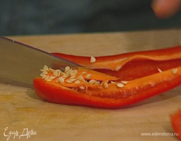 Перец чили, удалив семена, мелко порубить.