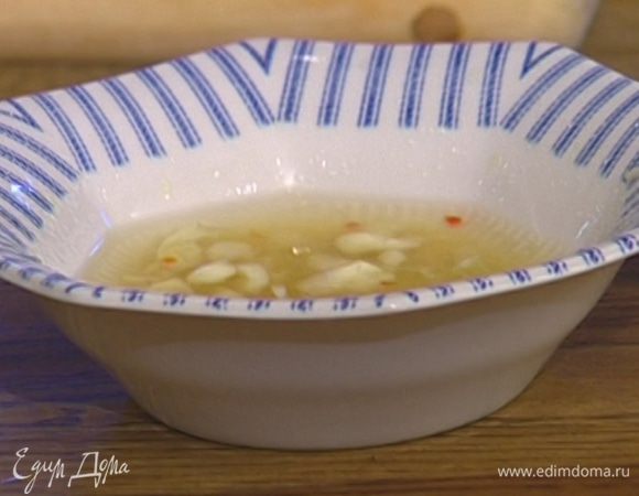 Приготовить заправку: соединить чеснок, имбирь и чили, добавить рыбный соус, 4 ст. ложки воды, сок лайма и сахар, все перемешать.