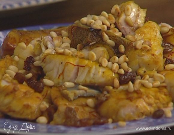 Рыбу выложить на тарелку, а соус уварить на сильном огне.