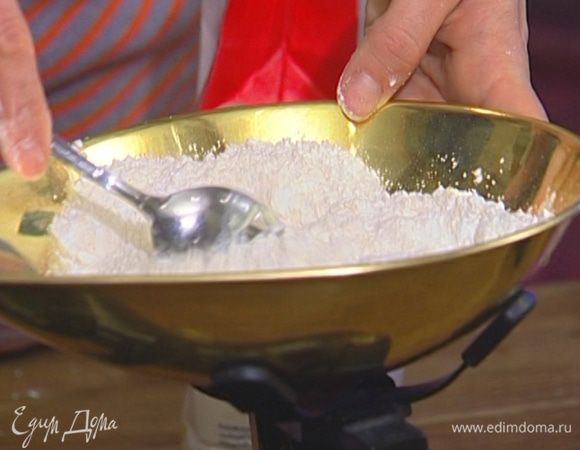 Муку перемешать с кукурузным крахмалом и разрыхлителем.