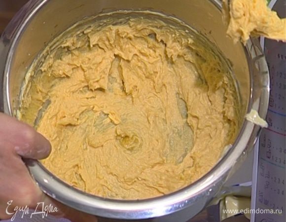 Приготовить тесто: взбить 100 г сливочного масла со 100 г сахара, добавить 4 желтка, затем муку с разрыхлителем и крахмалом, ванильный экстракт и молоко, все вымешать.