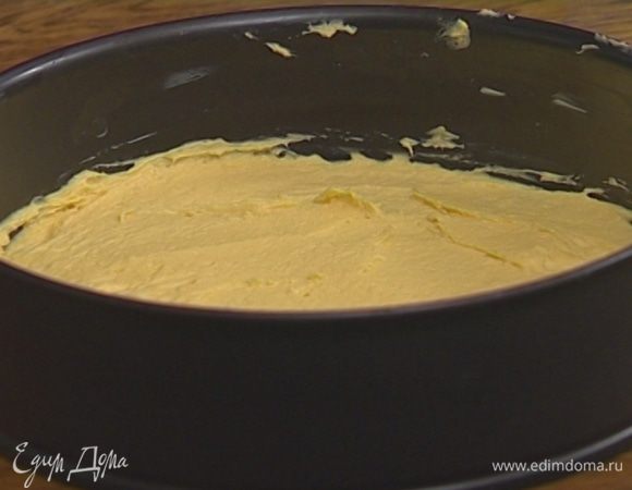 Смазать оставшимся сливочным маслом две формы для выпечки одинакового размера. Тесто разделить пополам и разложить по формам.