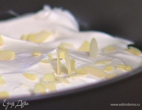 Приготовить меренги: белки взбить со щепоткой соли и 200 г сахара в крепкую пену и выложить сверху на тесто в обеих формах. Присыпать миндалем и выпекать в разогретой духовке 30–35 минут.