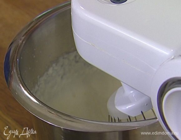 Сливки взбить.