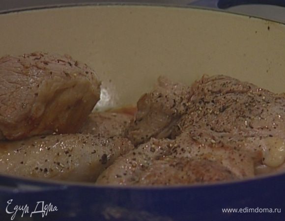 В тяжелой глубокой сковороде или кастрюле с толстым дном растопить сливочное и растительное масло и обжарить куски баранины с обеих сторон до золотистой корочки. Поперчить и посолить. 