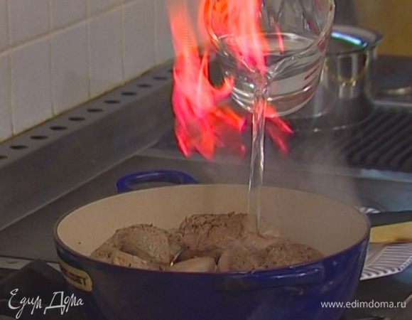 Влить коньяк и 150 мл воды, добавить чеснок. 