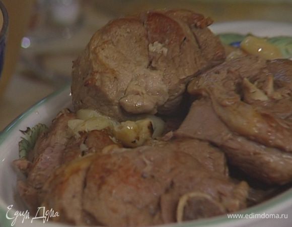 Готовую баранину присыпать сверху крупной солью и листьями мяты.