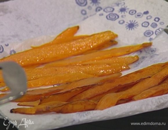 В сковороде вок разогреть растительное масло до такой температуры, чтобы кусочек хлеба зазолотился в нем за 30 секунд. Кусочки картофеля жарить в масле примерно по 5 минут и выкладывать на бумажное полотенце, чтобы избавиться от лишнего масла.