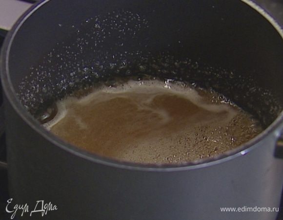 Мед вместе с лимонным соком прогреть в небольшой кастрюле.