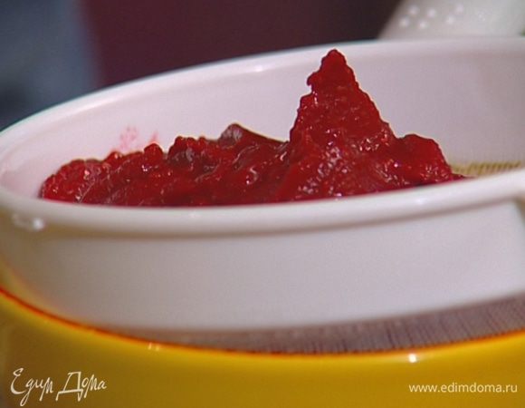 Добавить к малине сахар и перемешать.