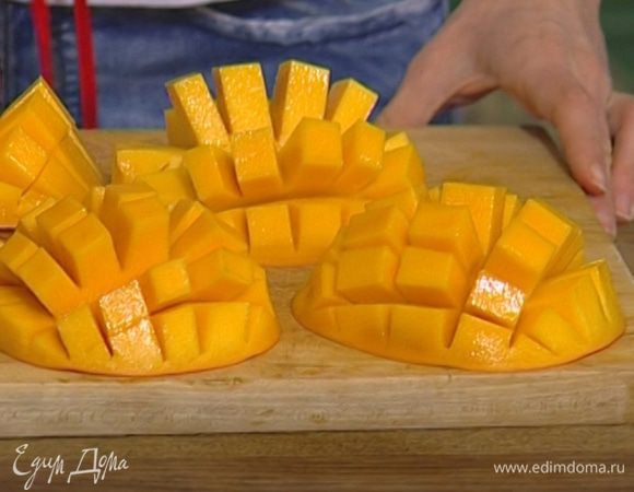 Манго разрезать пополам, удалить косточку, очистить от кожуры. Мякоть нарезать кубиками.