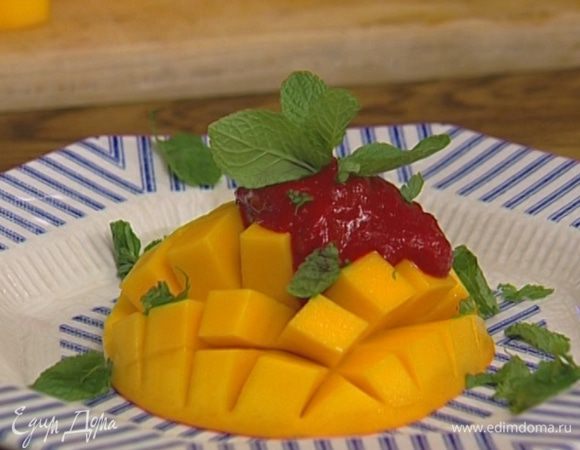 Выложить манго на тарелку, сбрызнуть соком лимона, полить малиновым соусом и присыпать листьями мяты.

