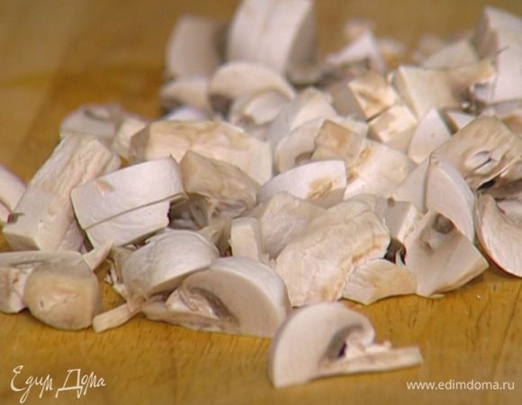 Грибы почистить и нарезать кусочками. 