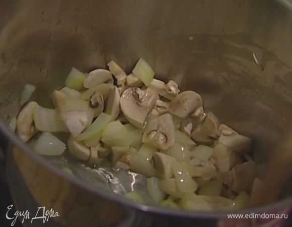 Добавить в кастрюлю чили и грибы.