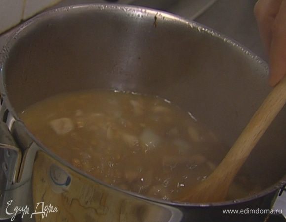 Чечевицу промыть, всыпать в кастрюлю с грибами, добавить лавровый лист, довести до кипения, затем уменьшить огонь. Варить 30 минут, в конце посолить, поперчить, влить лимонный сок. 


